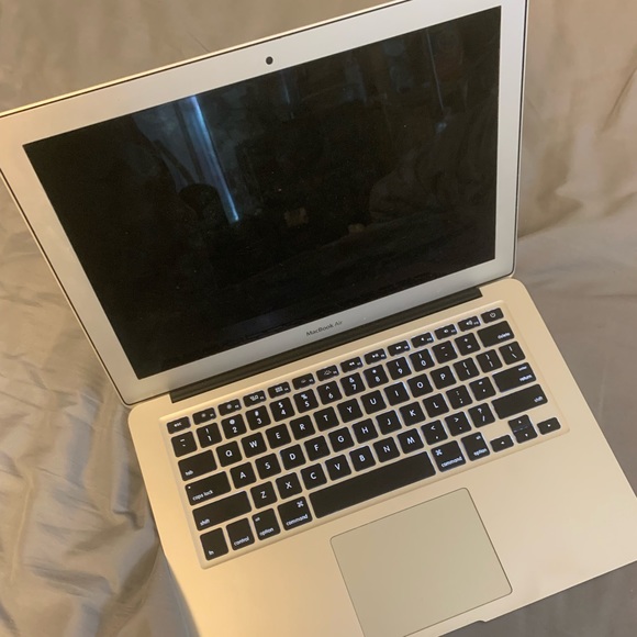 2016/17 MacBook Air. Silver - Picture 2 of 4
